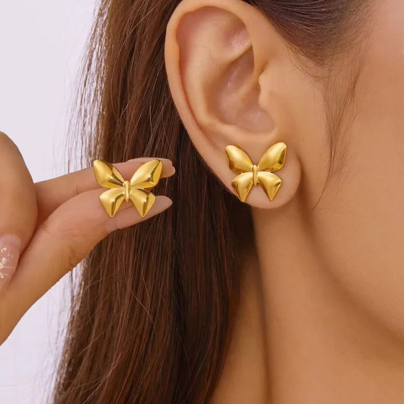 H08 - Aretes medianos de mariposa. Color dorado. Acero inoxidable.