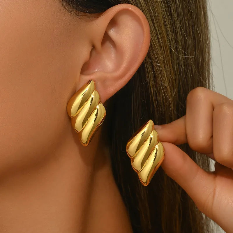 K15 - Aretes rombos grandes. Color dorado. Acero inoxidable.