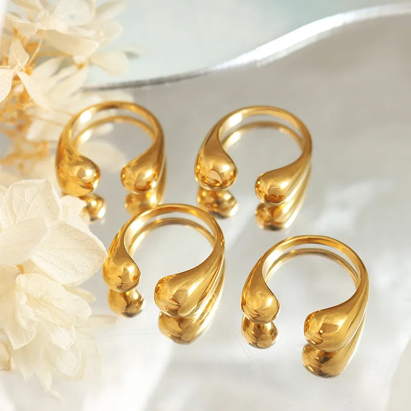 Anillo ajustable dos circulos. Color dorado. Acero inoxidable.
