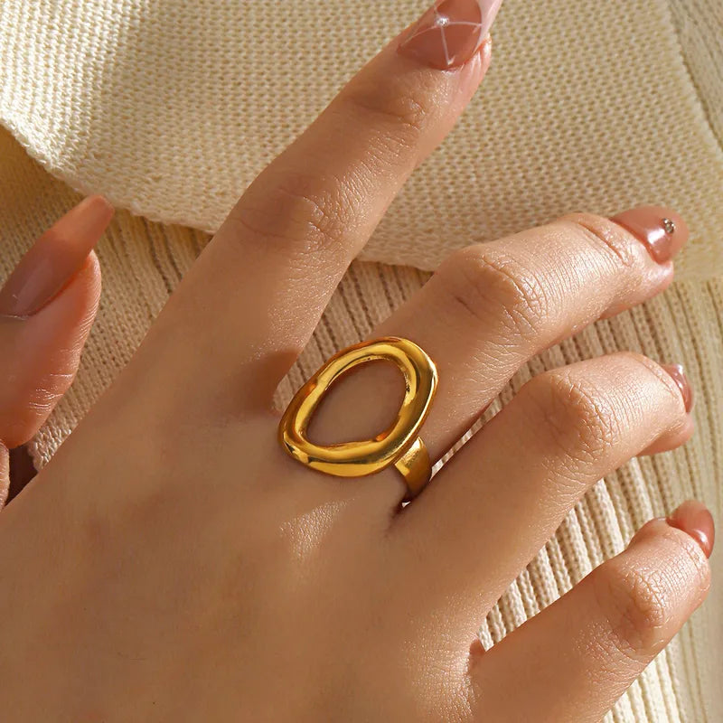 Anillo óvalo deforme. Color dorado. Acero inoxidable.