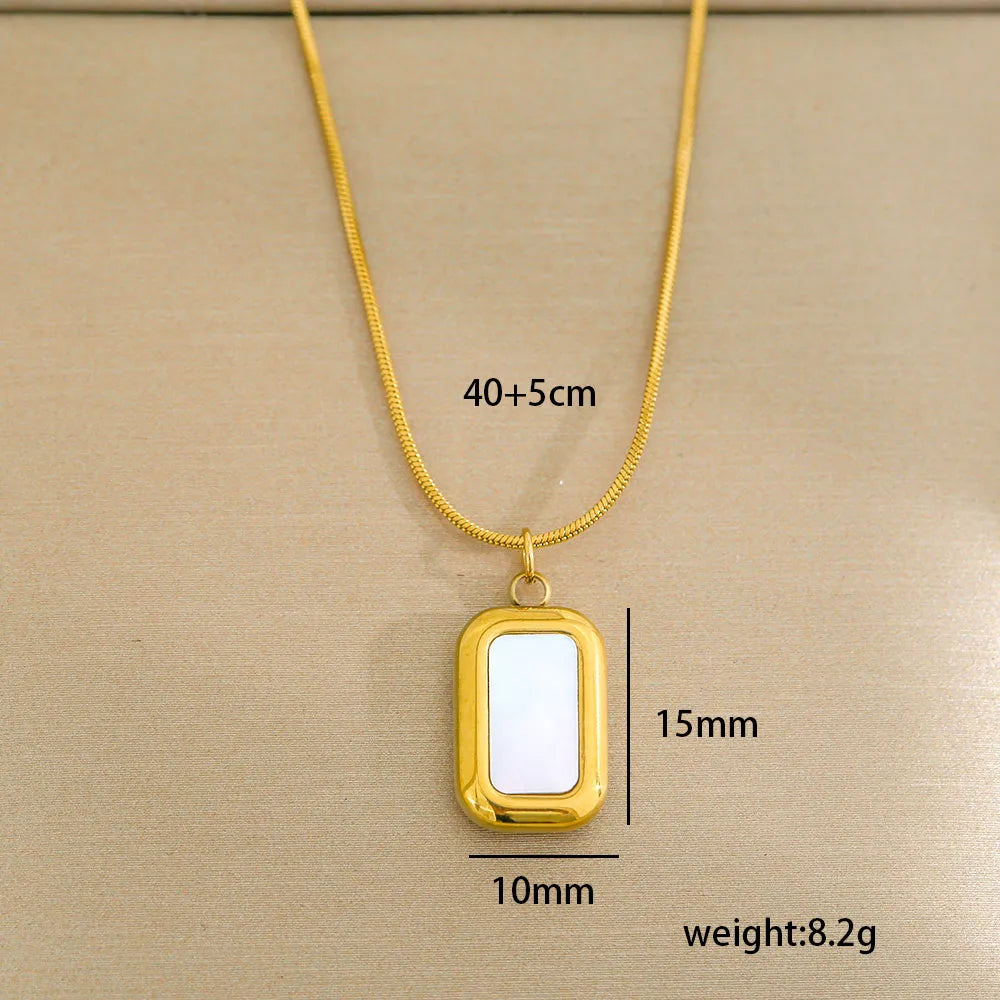 Collar con dije rectangular. Color dorado. Acero inoxidable.