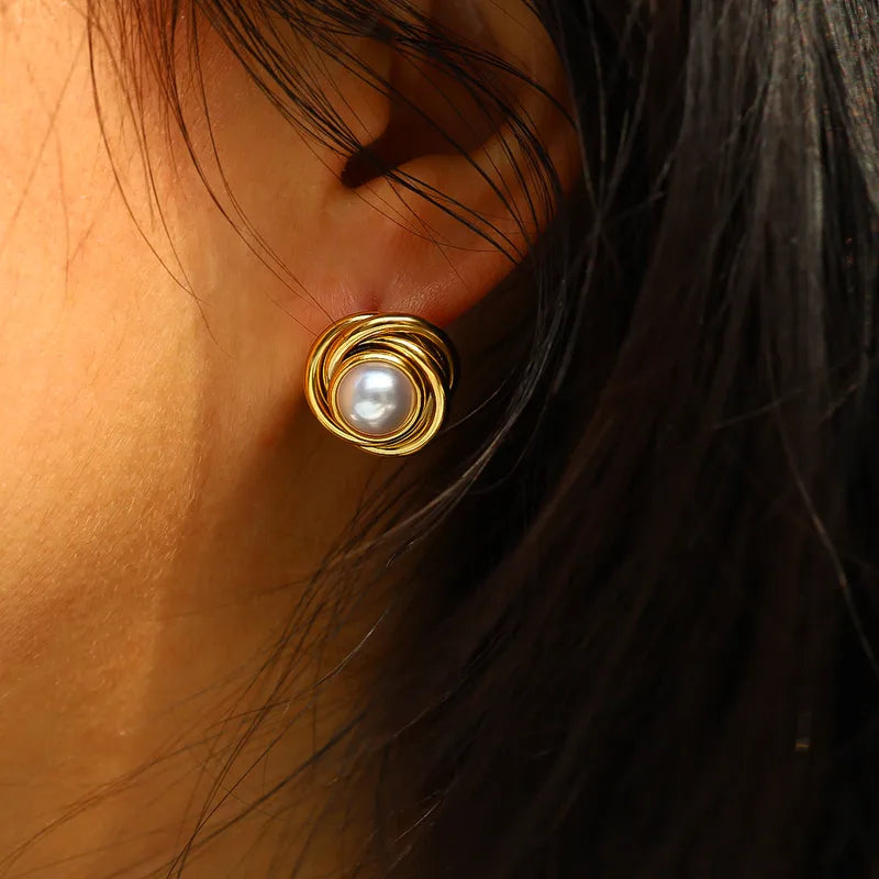 K13 - Aretes varios circulos con perla en el centro. Color dorado. Acero inoxidable.