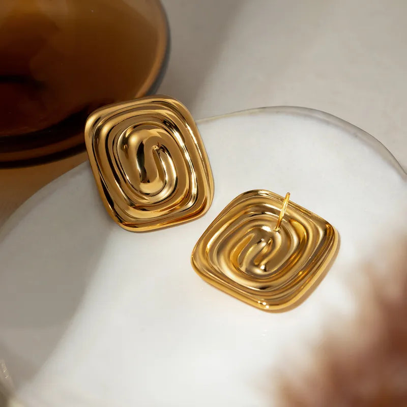 Aretes medianos espiral cuadrada. Color dorado. Acero inoxidable