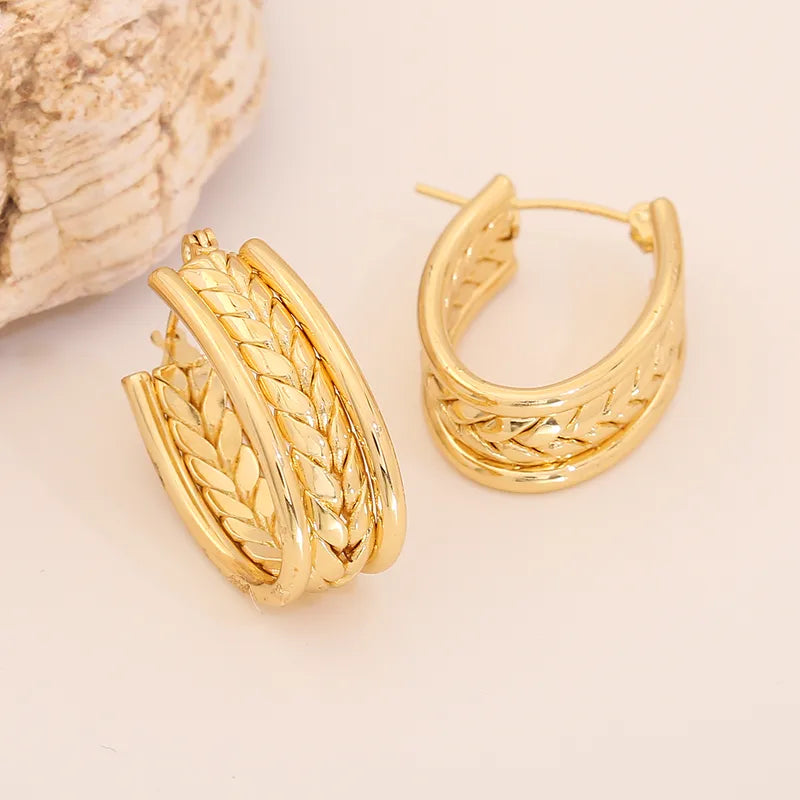 Arracadas ovaladas con diseño tipo trenza. Color dorado. Acero inoxidable.