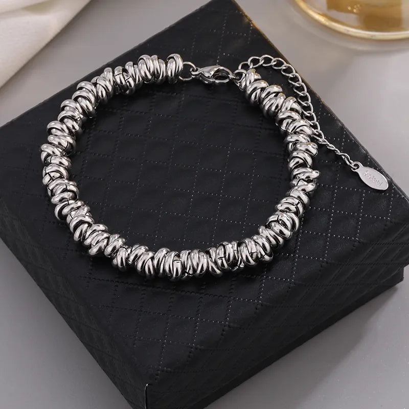 Pulsera de circulos. Color plateado. Acero inoxidable.