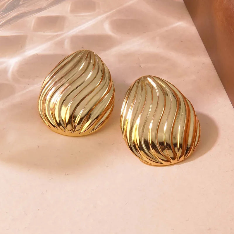 E03 - Aretes gotas con líneas. Color dorado. Acero inoxidable.