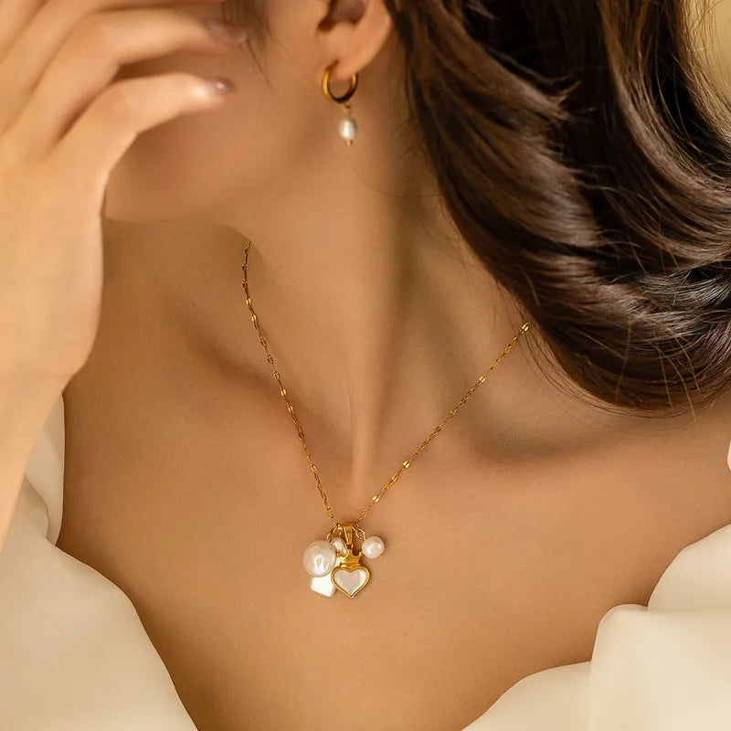 A09 - Collar con dijes varios. Color dorado. Acero inoxidable.