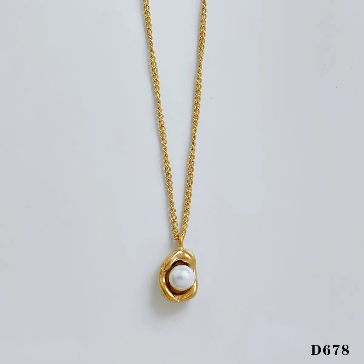 Collar con dije chico con perla . Color dorado. Acero inoxidable.