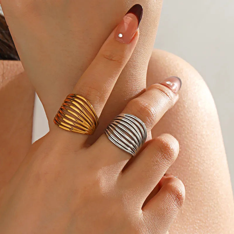 A02 - Anillo grueso de varias líneas, ajustable. Color dorado. Acero inoxidable.