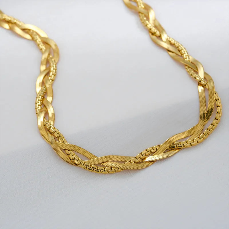 A03 - Collar triple entrelazado. Color dorado. Acero inoxidable.