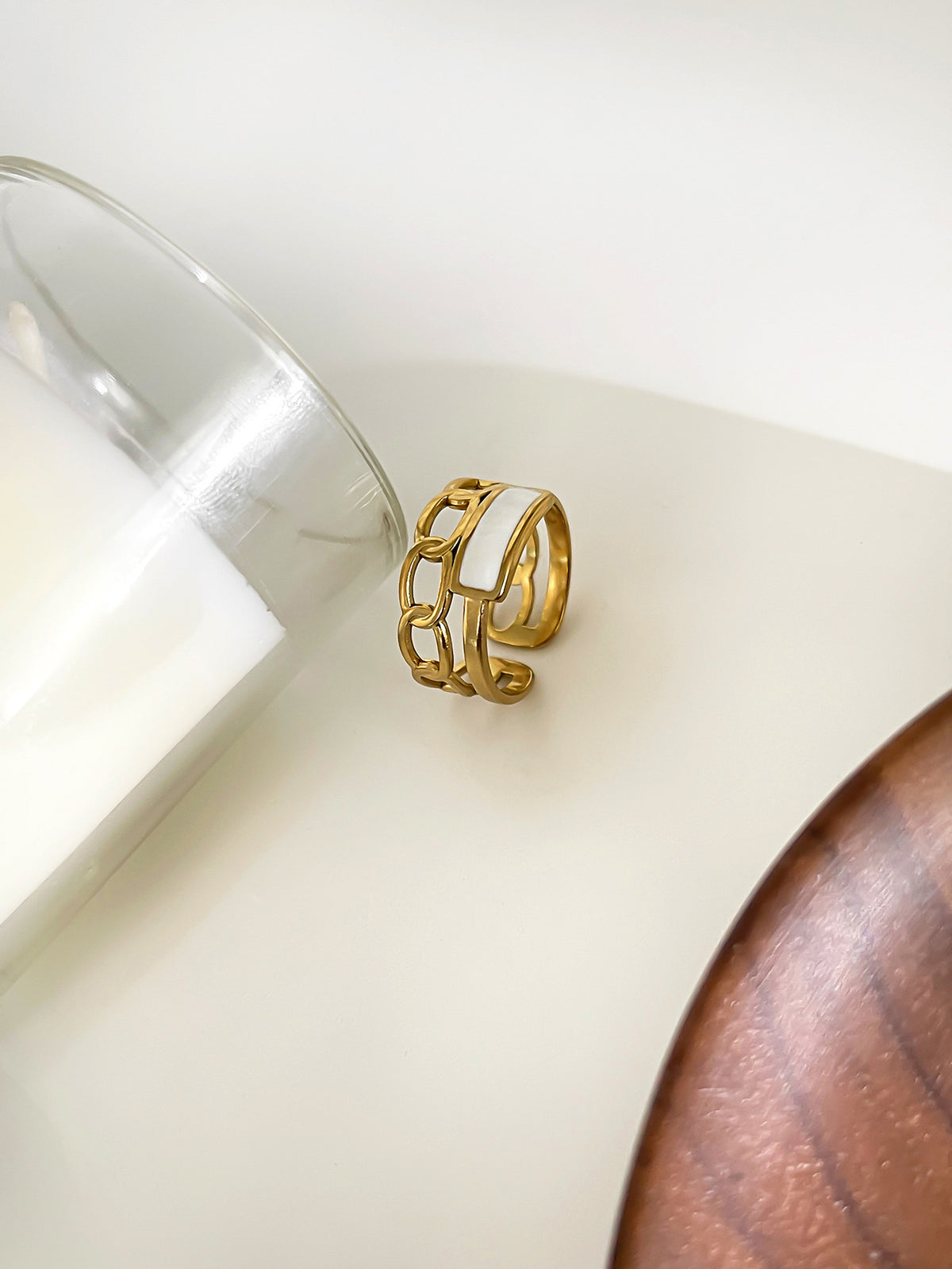 A07 - Anillo doble, ajustable. Color dorado. Acero inoxidable.