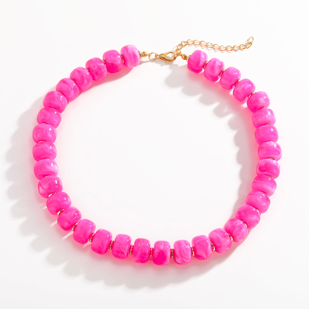 A19 - Collar grueso, rosa fucsia. Resina.