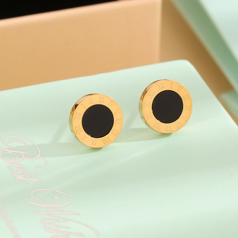 A21 - Aretes centro negro. Color dorado. Acero inoxidable.