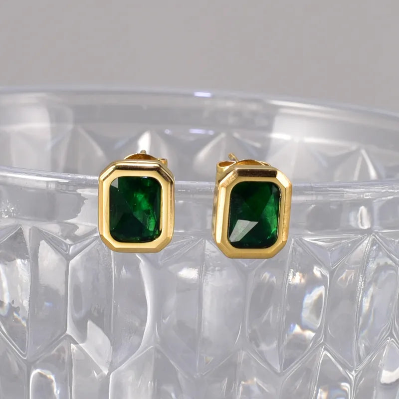 B07 - Aretes con piedra color verde. Color dorado. Acero inoxidable.