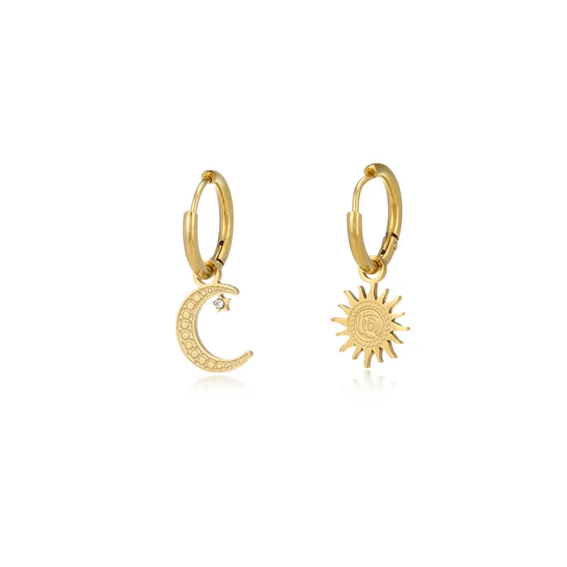 B19 - Aretes sol y luna. Color dorado. Acero inoxidable.
