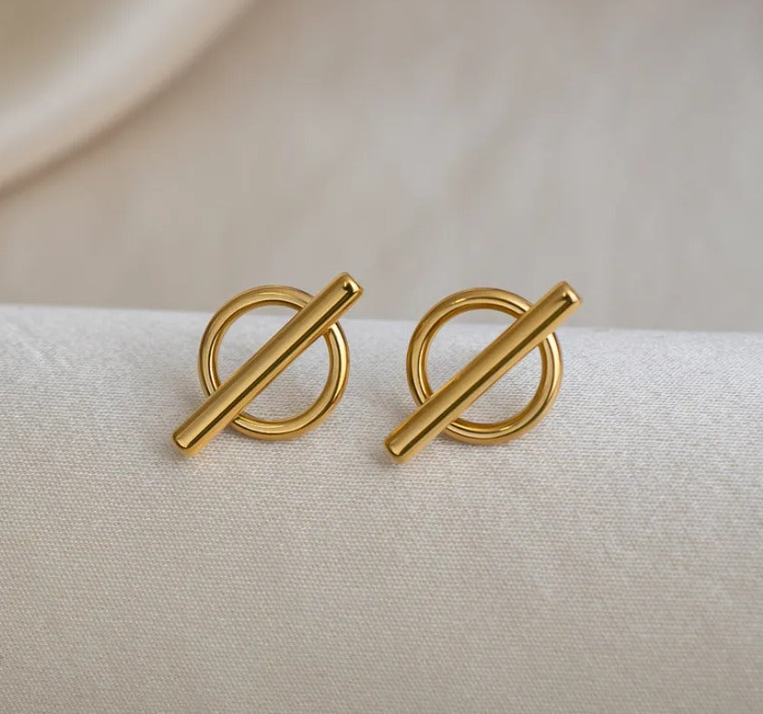 B24 - Aretes círculo con raya. Color dorado. Acero inoxidable.