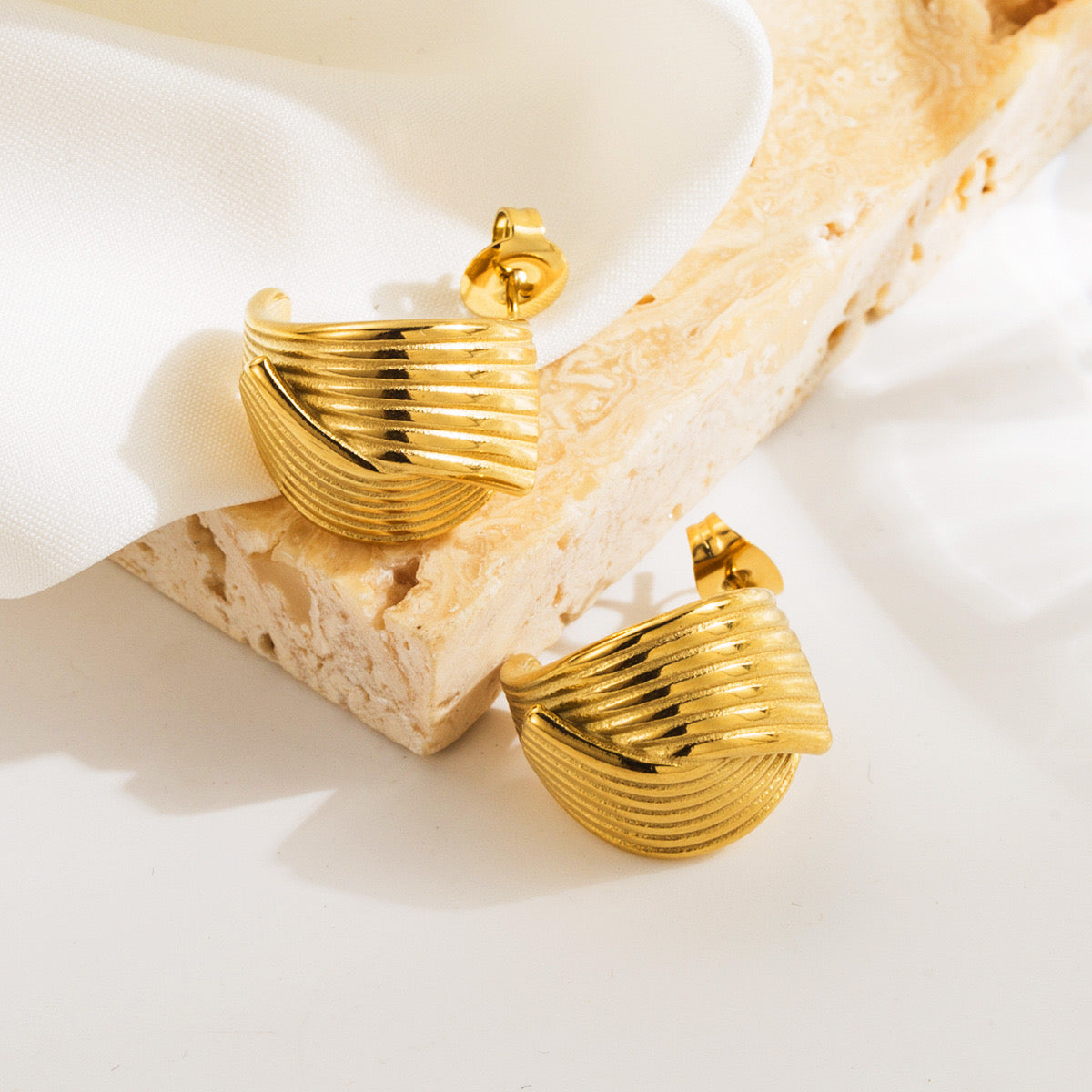 C03 - Arracadas entrelazadas con líneas. Color dorado. Acero inoxidable.