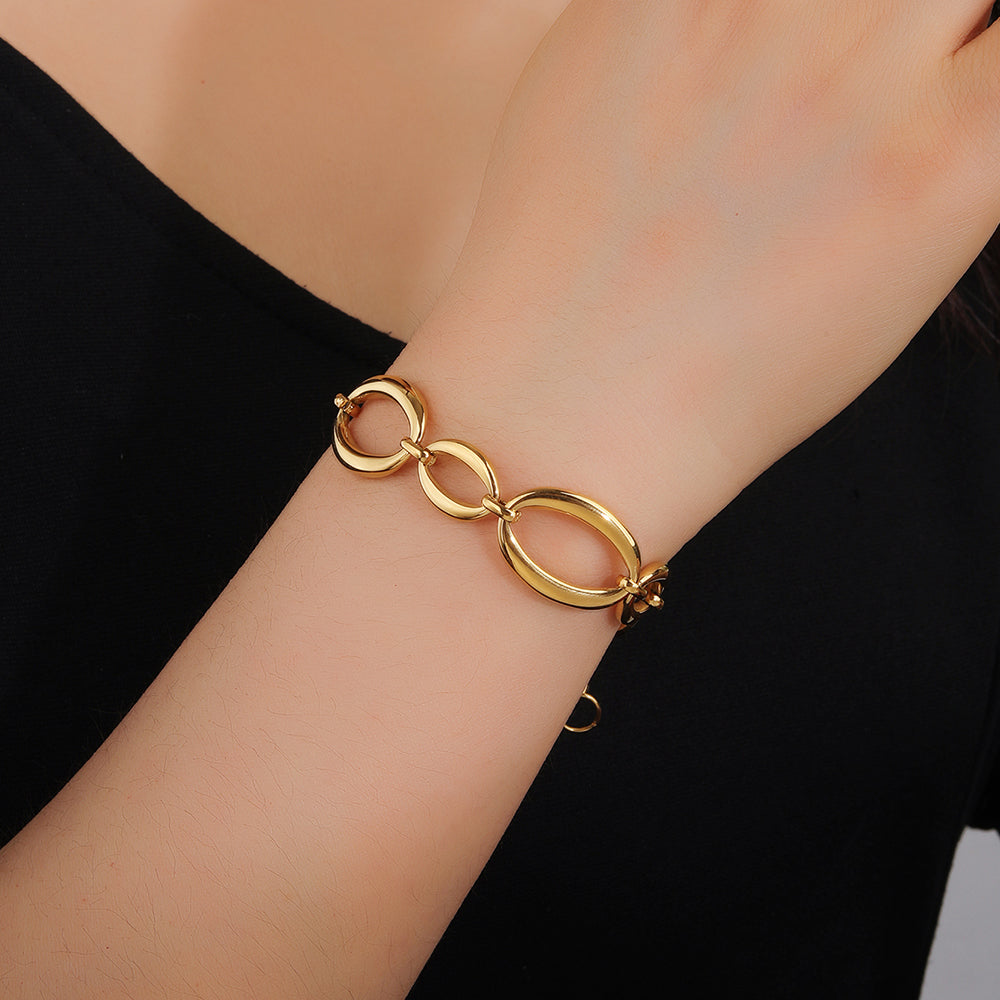 C06 - Pulsera eslabones diferentes tamaños. Color dorado. Acero inoxidable.