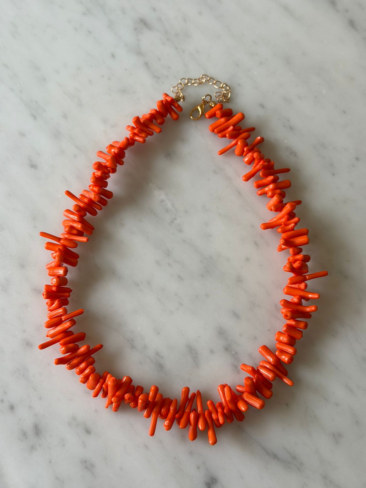 C13 - Collar coral. Color naranja. Plástico.