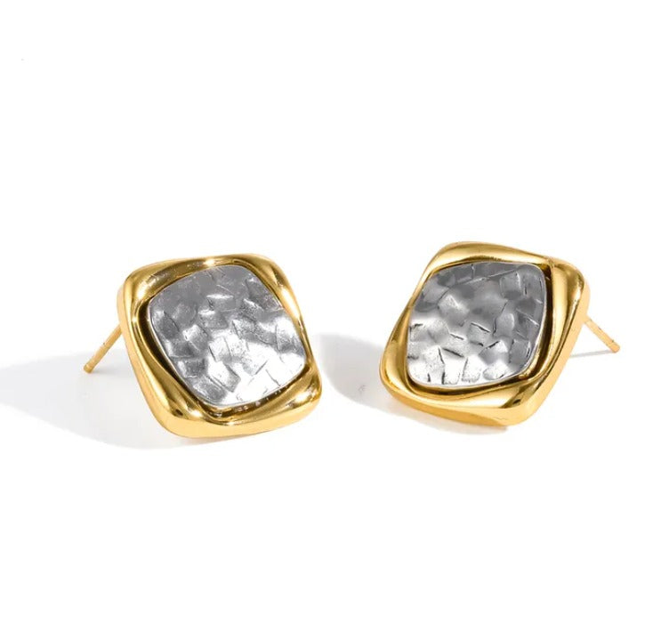 C15 - Aretes cuadro con textura. Color dorado con plateado. Acero inoxidable.