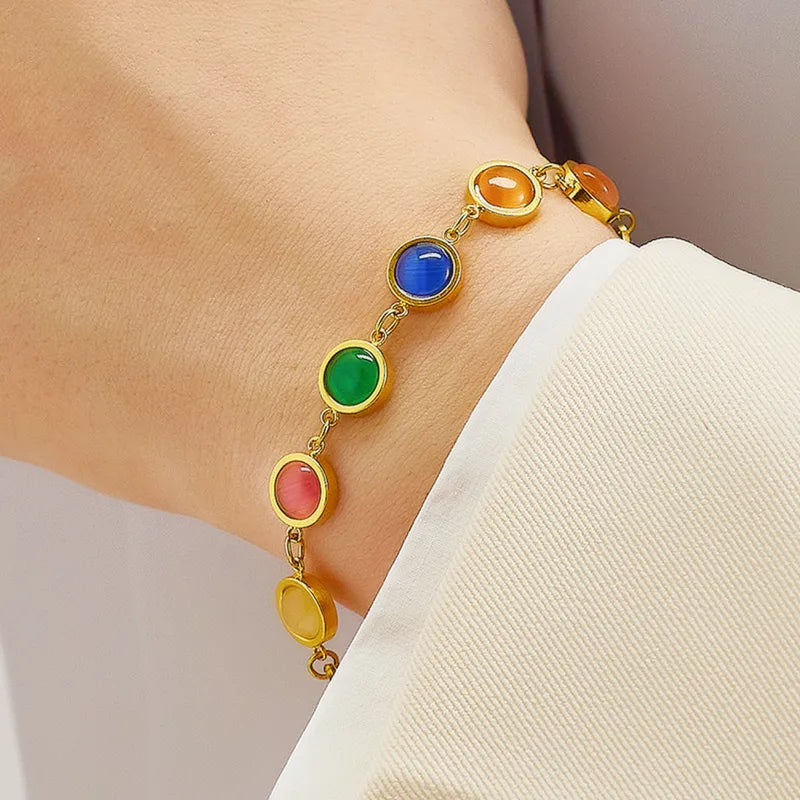 C17 - Pulsera con cristales de varios colores. Color dorado. Acero inoxidable.