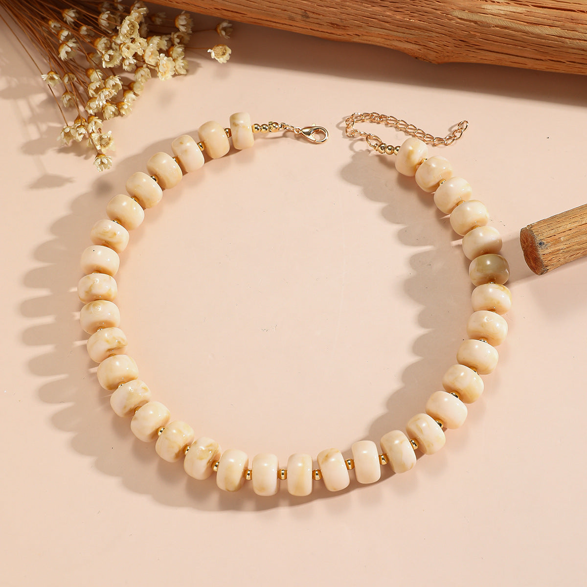 C21 - Collar grueso. Color beige. Resina.