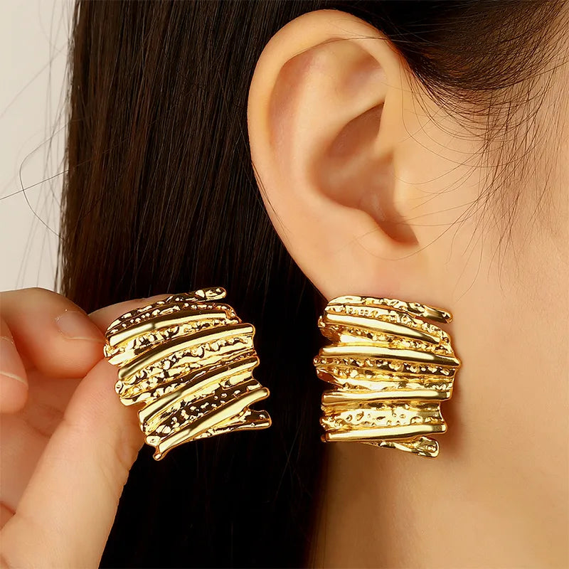 D05 - Aretes cuadrados con relieves. Color dorado. Acero inoxidable.