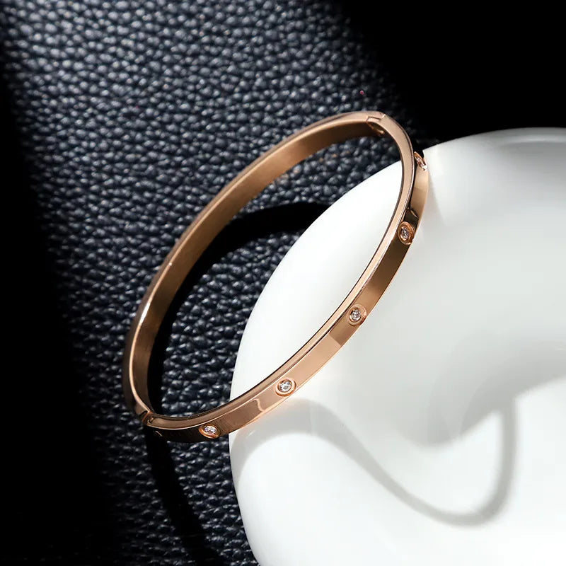 F11 - Pulsera tipo Cartier, delgada con circonias. Clolor rose gold. Acero inoxidable.