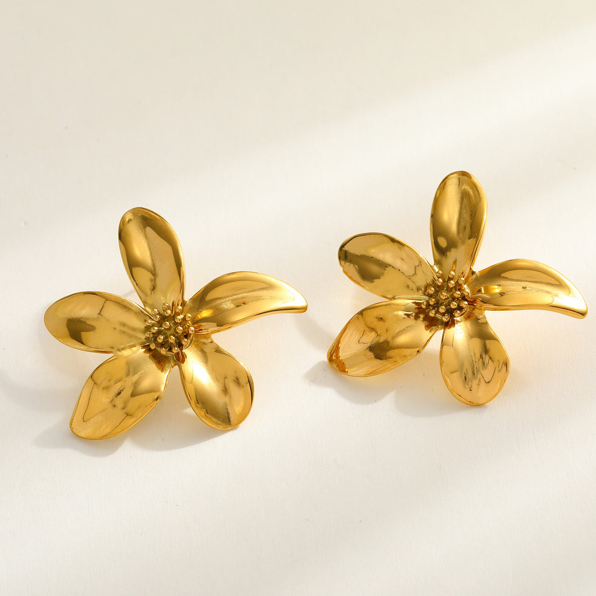 K18 - Aretes de flor. Color dorado Acero inoxidable.