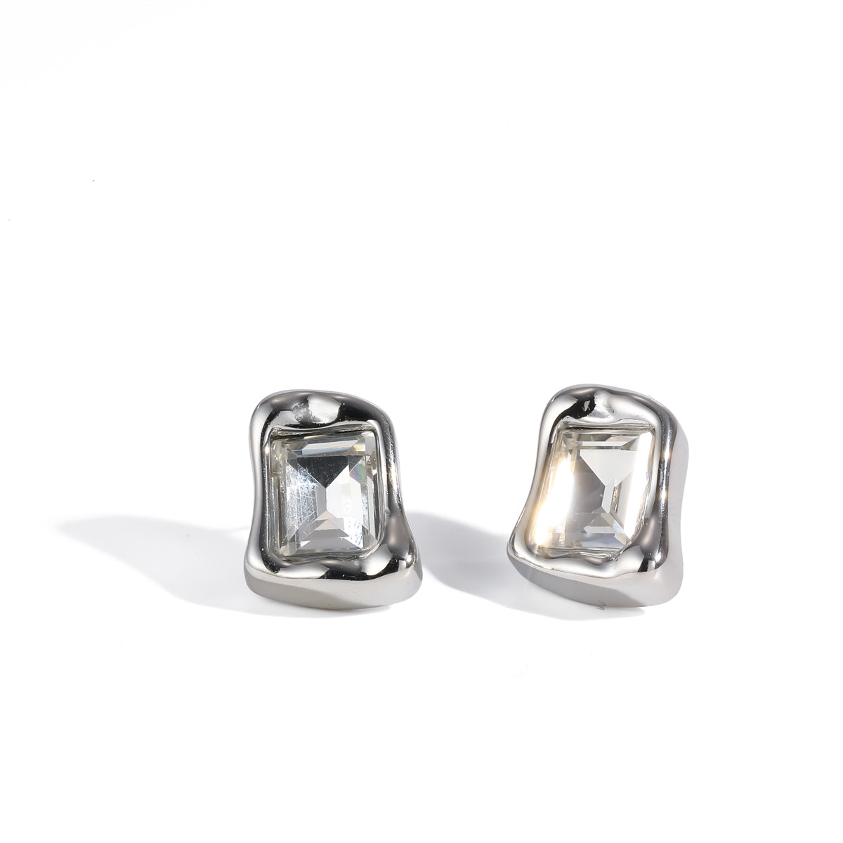 D14 - Aretes figura con cristal. Color plateado. Acero inoxidable.
