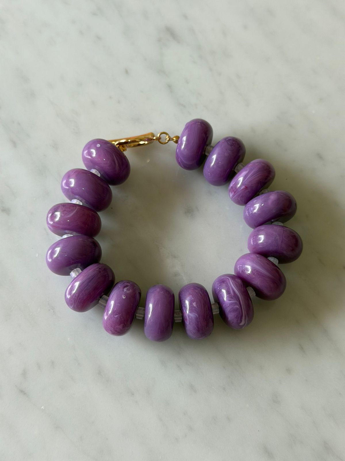 D19 - Pulsera gruesa. Color lila. Resina.