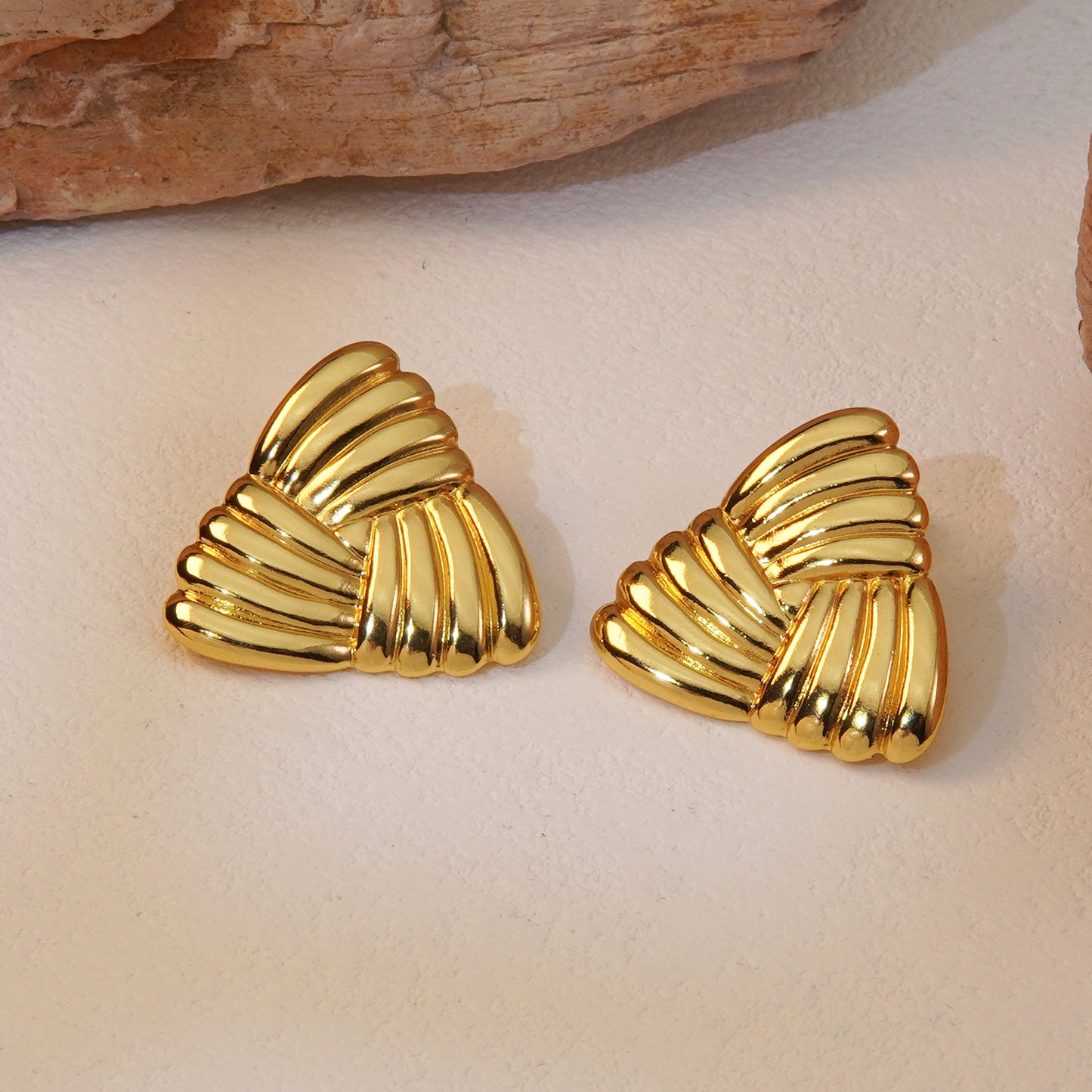 Aretes medianos de triángulo. Color dorado. Acero inoxidable.