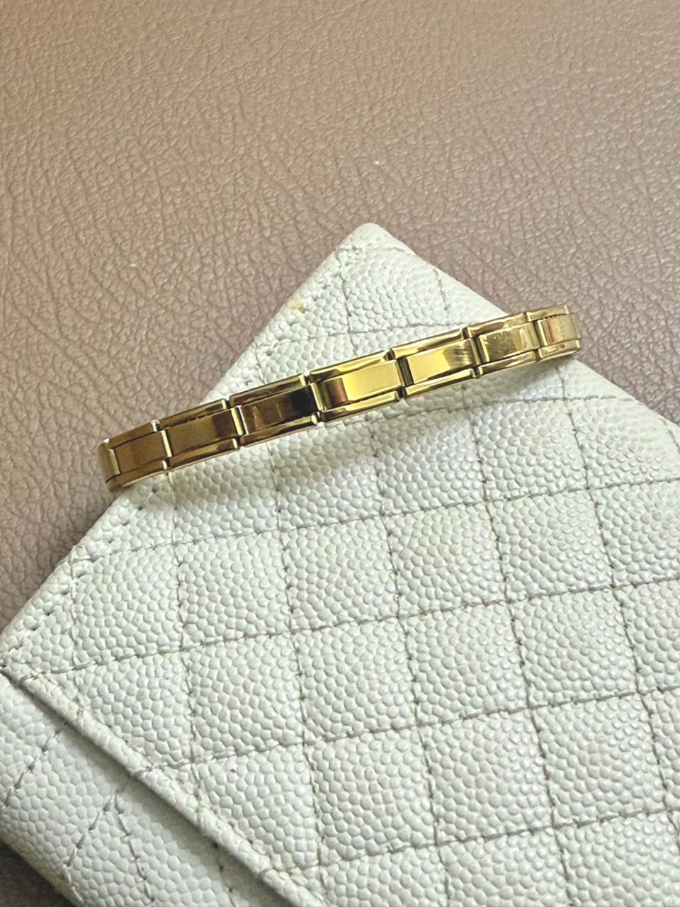 E07 - Pulsera Italiana. Eslabón Rectangular Alargado. Color Dorado. Acero Inoxidable.