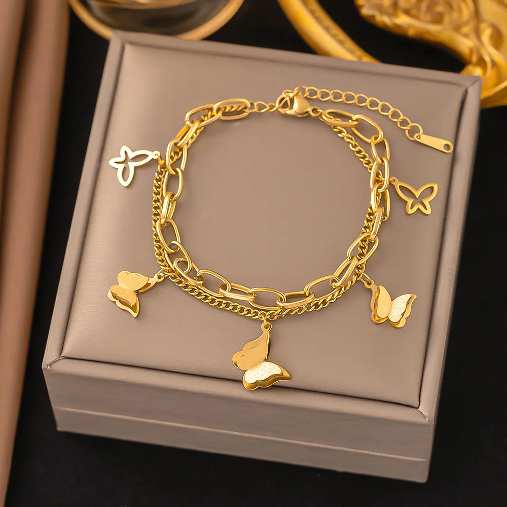 Pulsera con dijes de mariposas. Color dorado. Acero inoxidable.