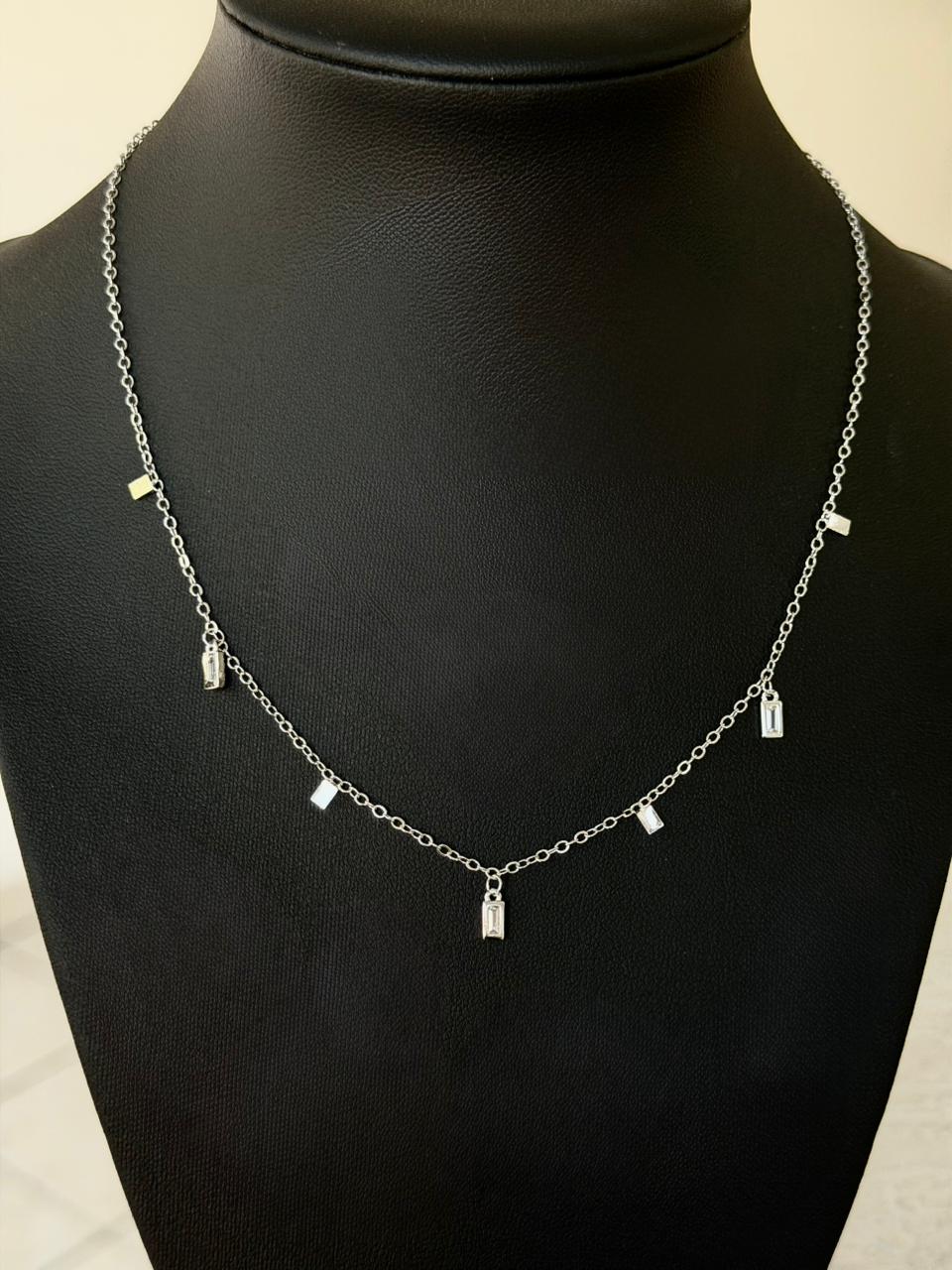 F06 - Collar delgado con dijes chicos. Color plateado. Acero inoxidable.