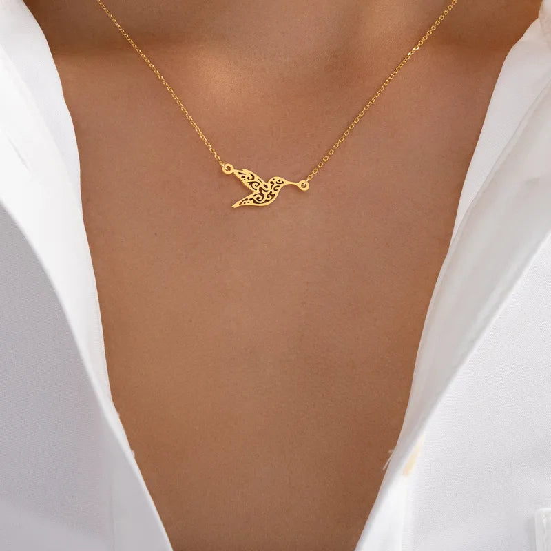 F12 - Collar con dije de colibrí. Color dorado. Acero inoxidable.