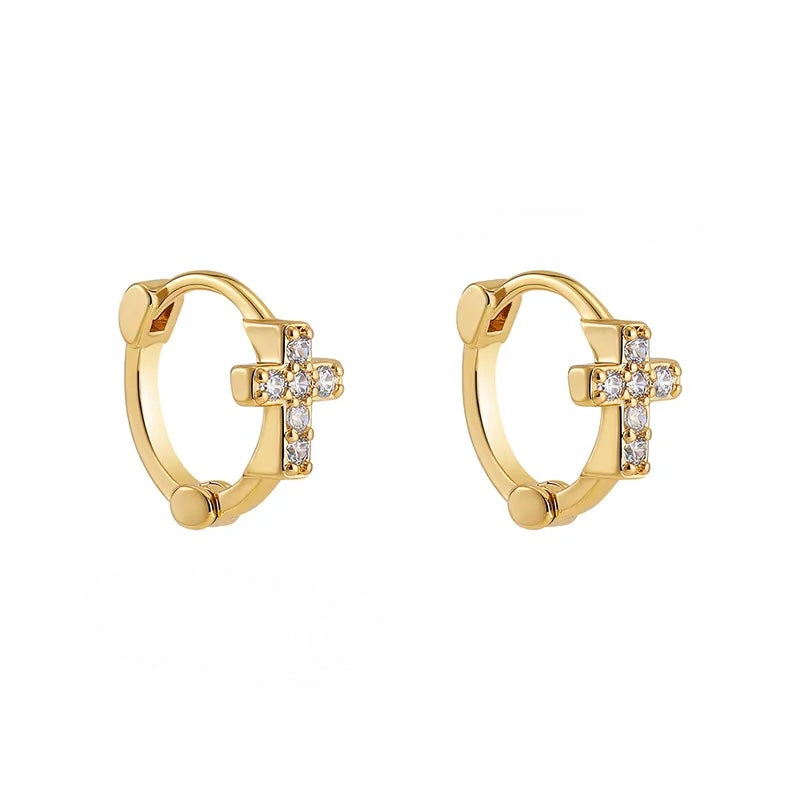 A02 - Arracadas chicas con cruz de circonias. Color dorado. Acero inoxidable.