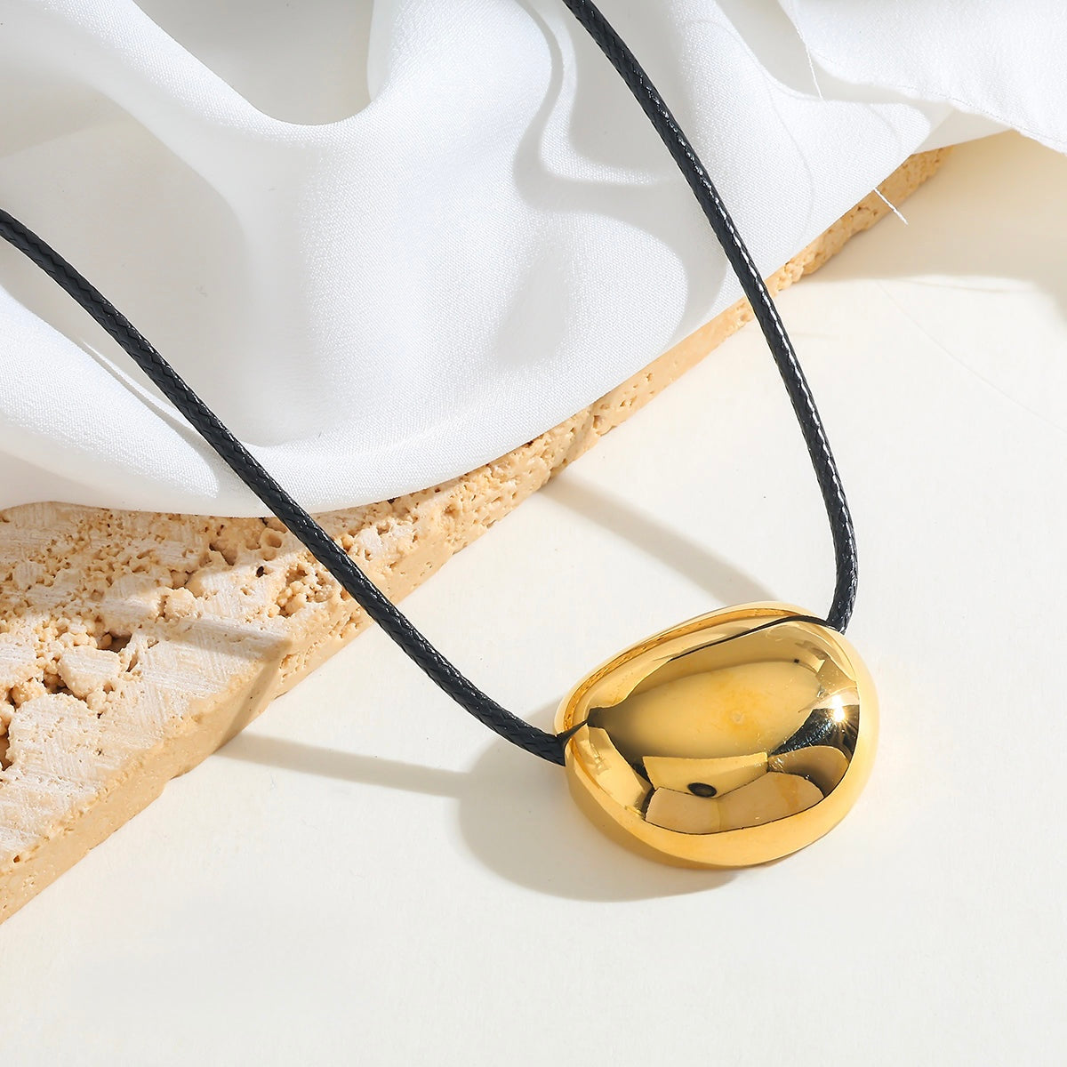 C02 - Collar con dije grande. Color dorado. Acero inoxidable.