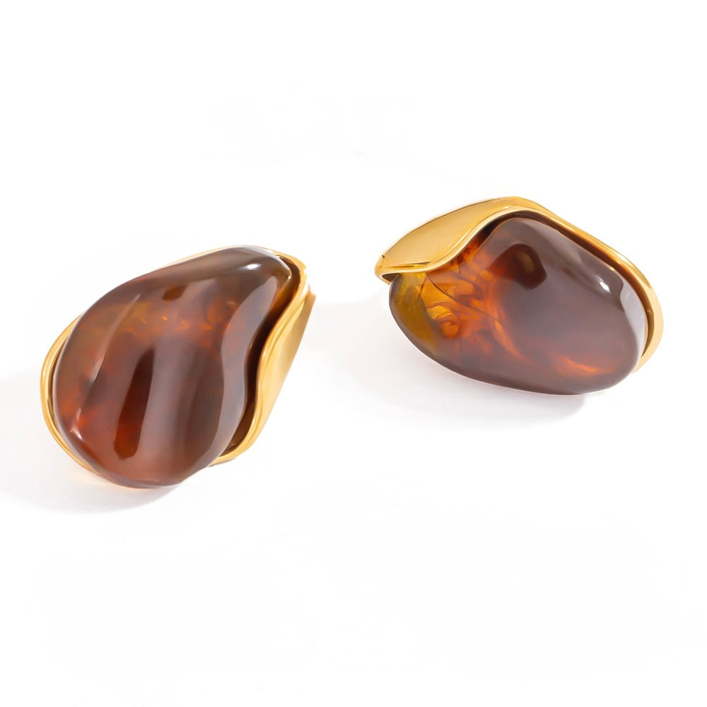 B21 - Aretes asimétricos. Color carey con dorado. Acero inoxidable.