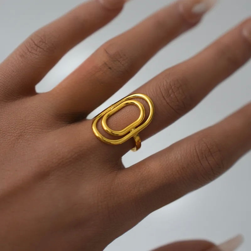 E09 - Anillo óvalos, ajustable. Color dorado. Acero inoxidable.