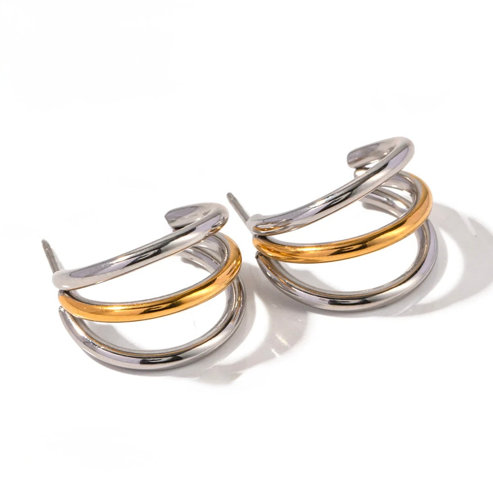 F21 - Arracadas triples, delgadas. Color plateado con dorado. Acero inoxidable.