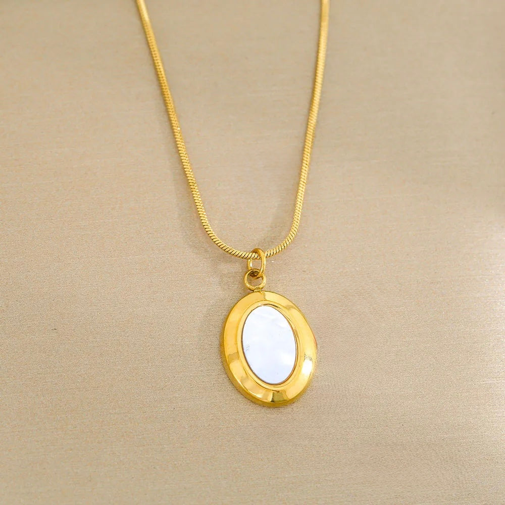 B15 - Collar con dije ovalado. Color dorado. Acero inoxidable.