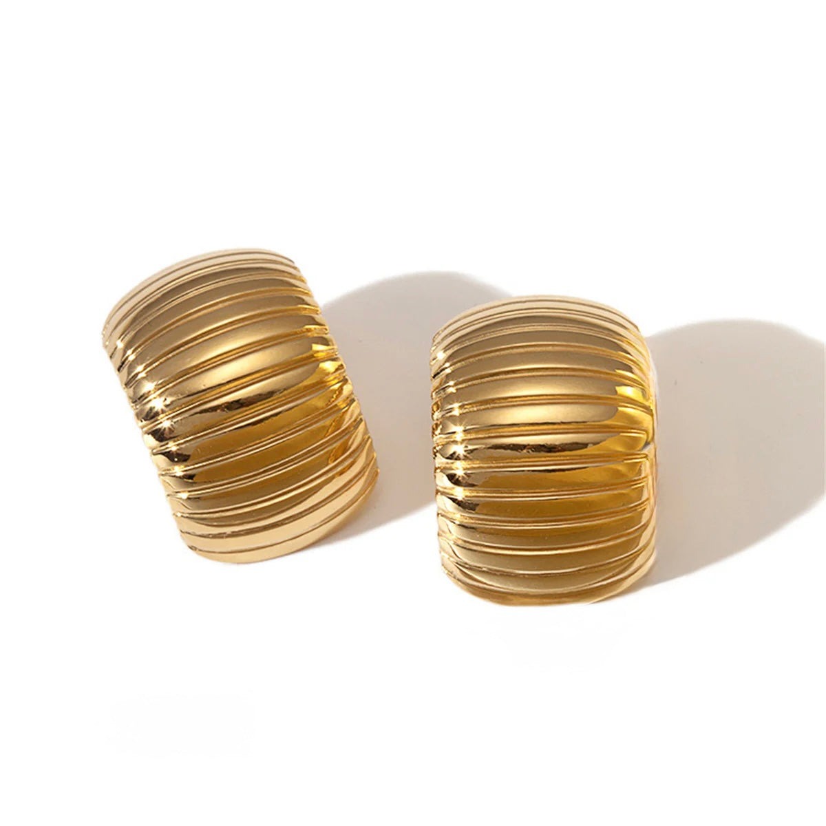 L14 - Arracadas gruesas con líneas. Color dorado. Acero inoxidable.