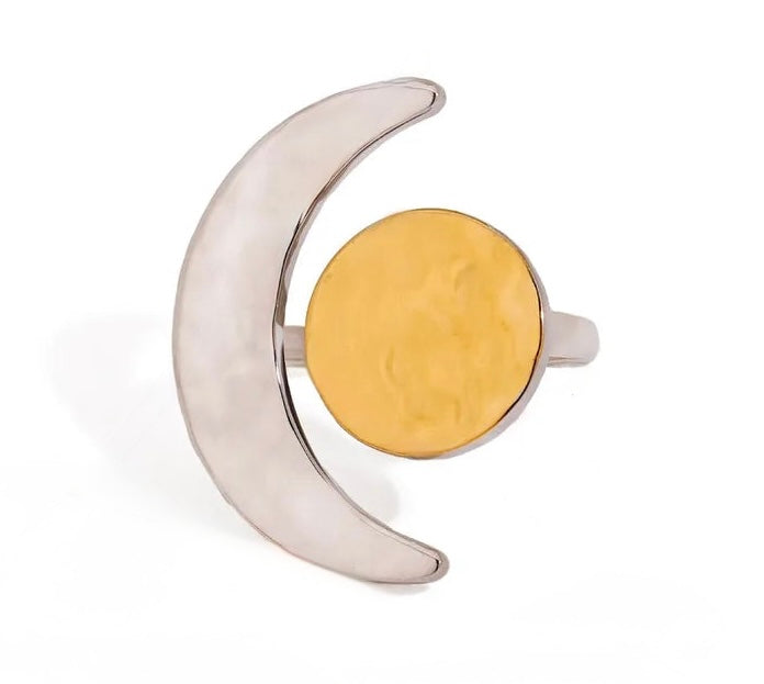 A18 - Anillo ajustable luna y sol. Color dorado con plateado. Acero inoxidable.