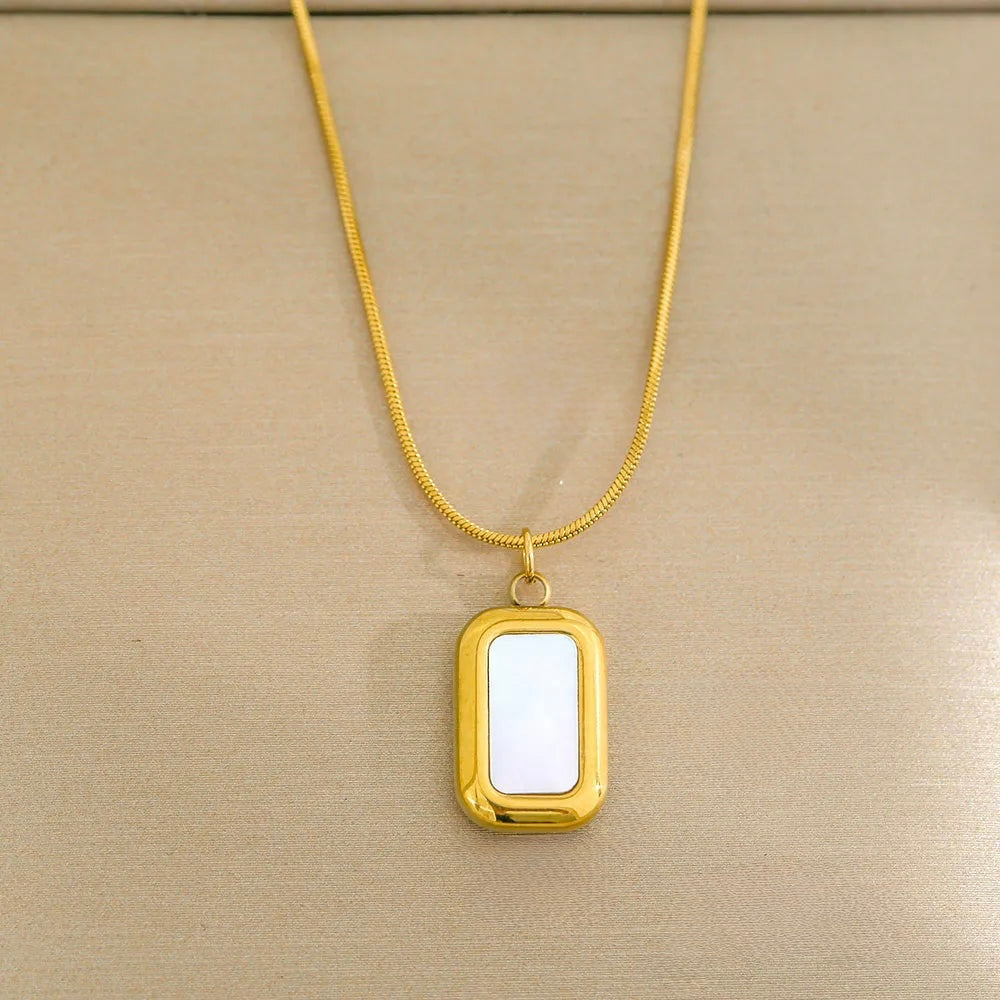 K24 - Collar con dije rectangular. Color dorado. Acero inoxidable.
