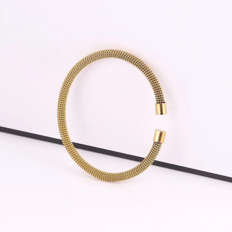 B15 - Pulso rígido. Color dorado. Acero inoxidable.