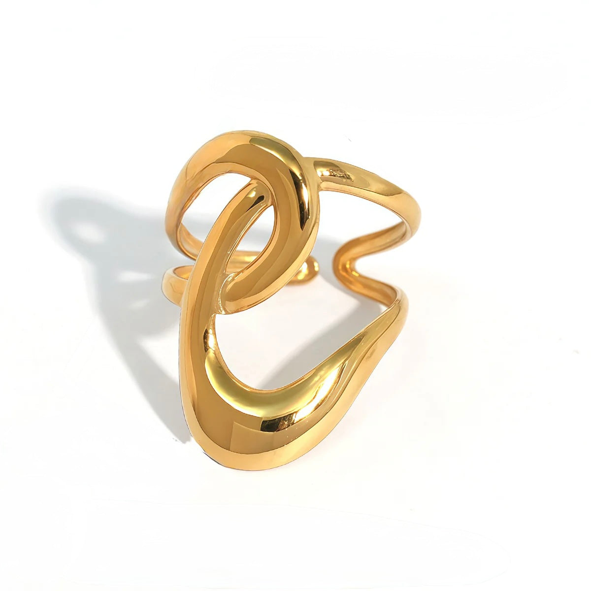 G24 - Anillo forma. Color dorado. Acero inoxidable.