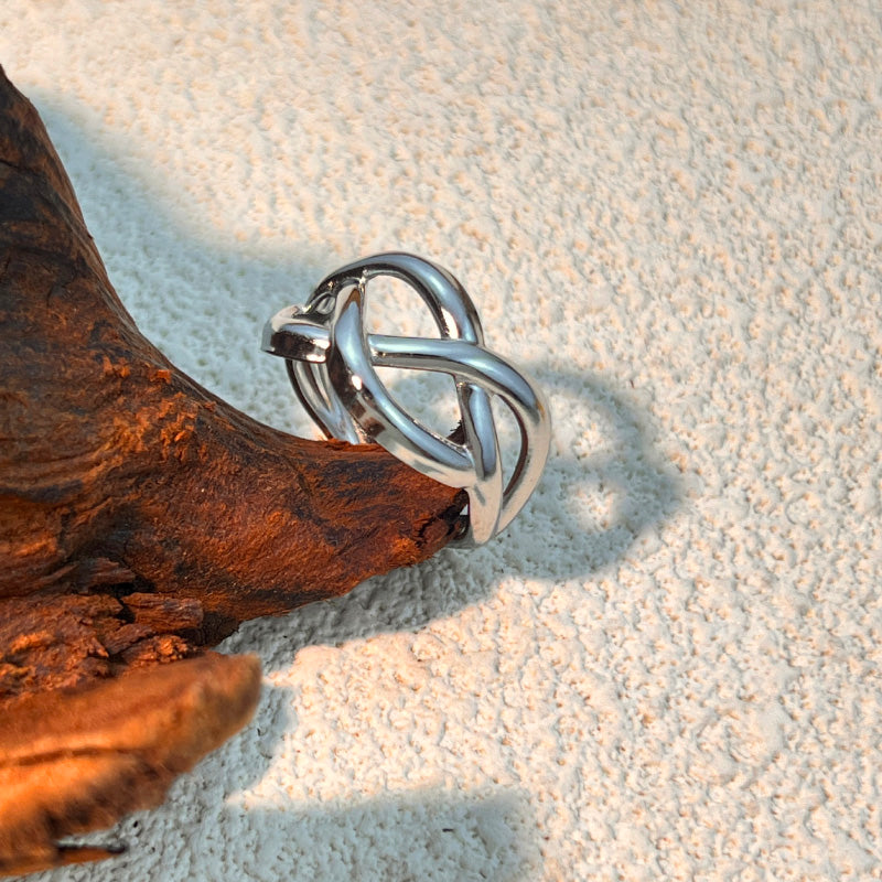 G07 - Anillo entrelazado, ajustable. Color plateado. Acero inoxidable.