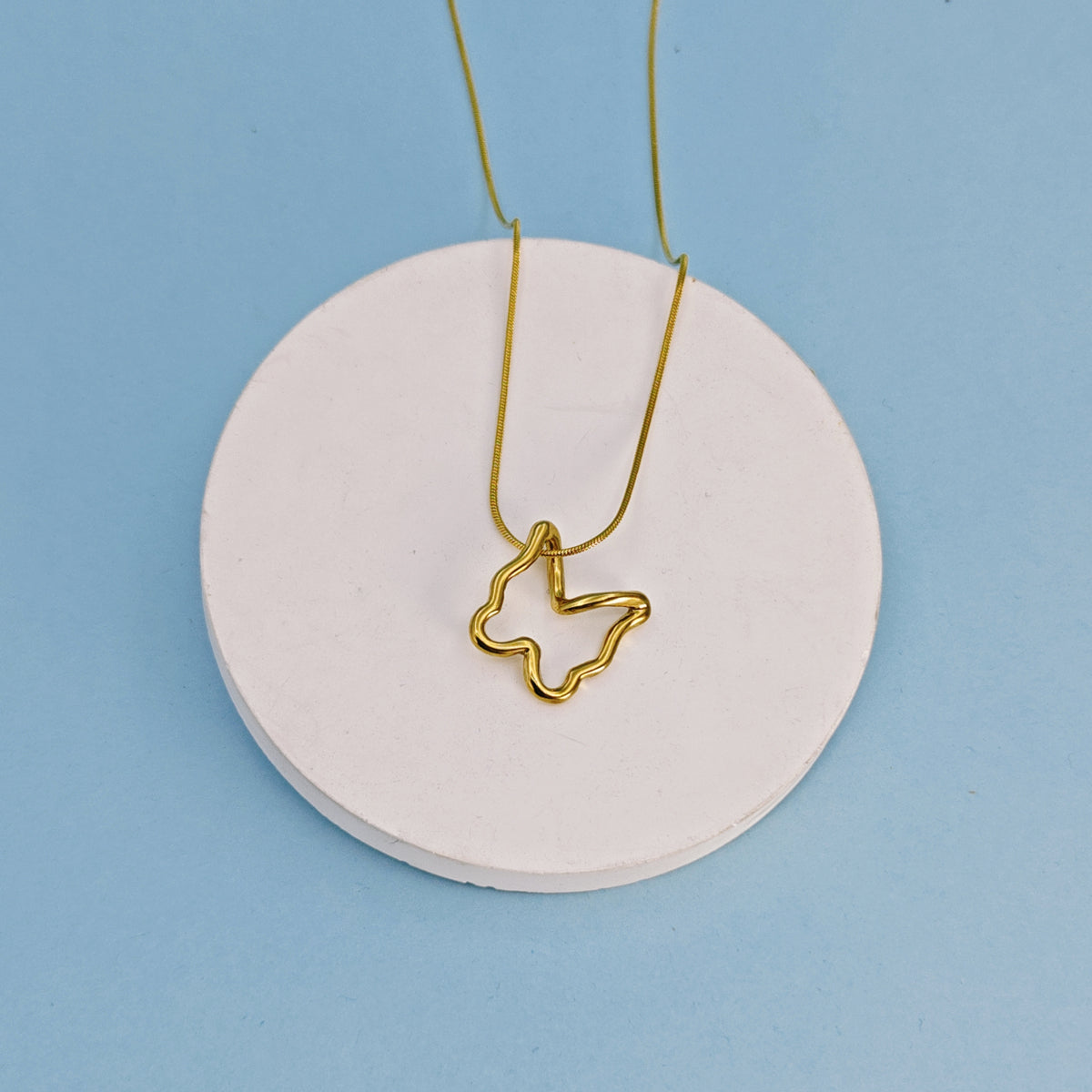 G20 - Collar con dije de contorno de mariposa. Color dorado. Acero inoxidable.