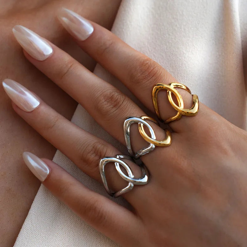 N03 - Anillo entrelazado, ajustable. Color dorado con plateado. Acero inoxidable.